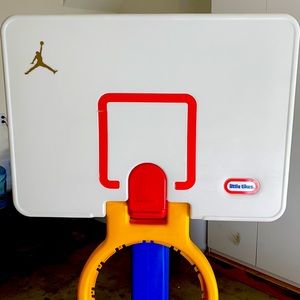 Little tiles basketball court ball included